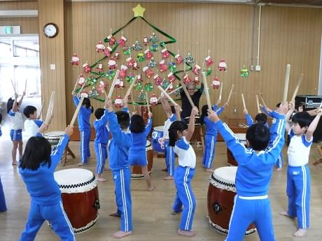 和太鼓で遊ぶ様子